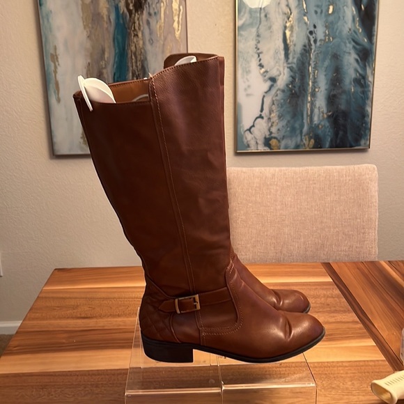 Arizona Boots Gently used. Size 9.5. Super cute. Color Brown.
#17B - Picture 2 of 8